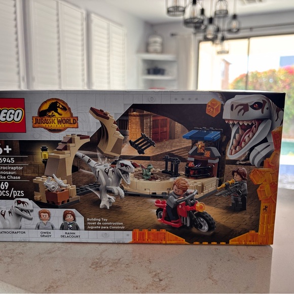 Lego 76945 New and Sealed. Atrociraptor dinosaur. - Picture 2 of 2